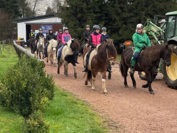 Einsteller beim Weihnachtsritt auf dem Gestüt Nahetal im Winter, Winterausritt, festliches Beisammensein, Wichteln und Reitergemeinschaft.