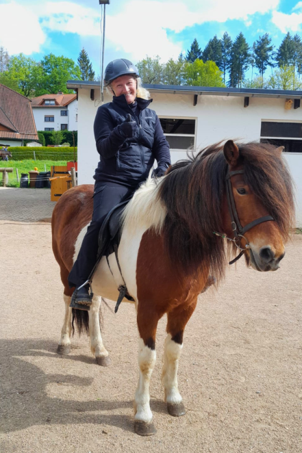 Franzi beim Unterrichten einer Reitschülerin auf dem Gestüt Nahetal