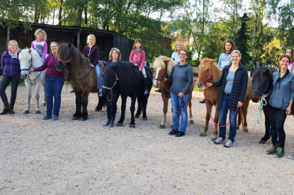 Erwachsene und Kinder beim gemeinsamen Reiterlebnis mit Islandpferden auf dem Gestüt Nahetal
