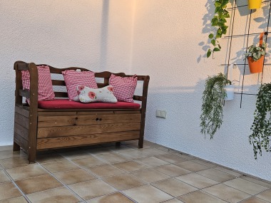 Ferienwohnung Schwarzhof Hanfdell– Balkon mit Sitzplatz und Blick auf das Stallgeschehen am Gestüt Nahetal